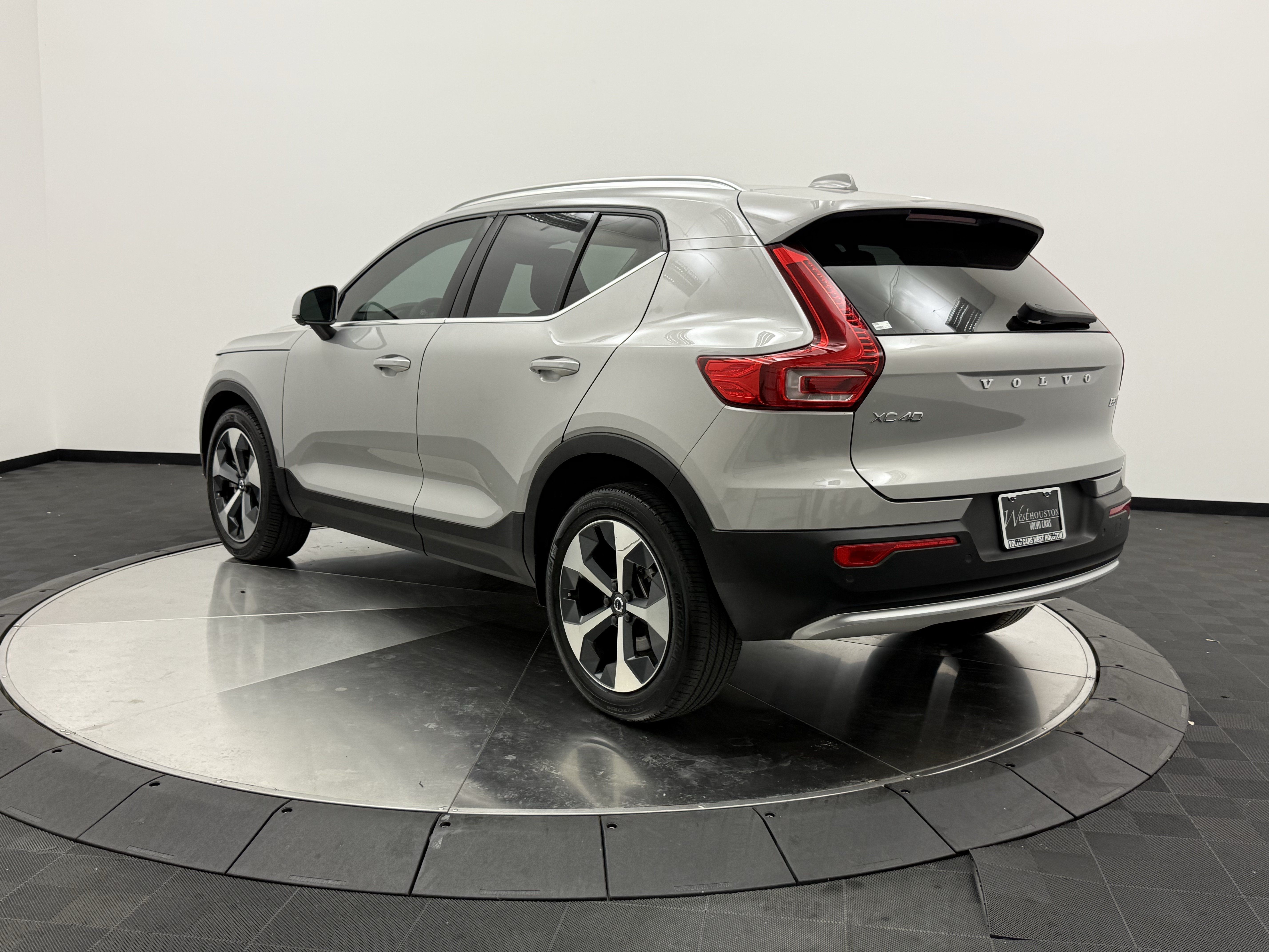 Certified 2023 Volvo XC40 B5 Plus w/ Driver Assist Package AWD/4WD image 5