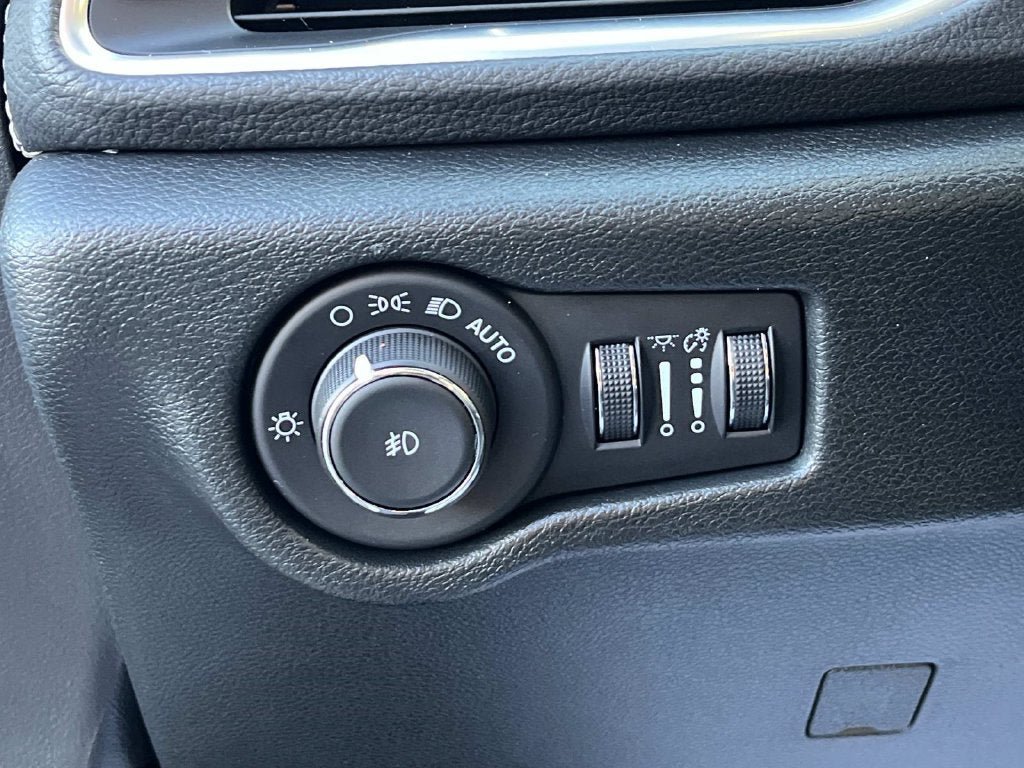 Used 2026 Chrysler Pacifica Limited w/ S Appearance Package FWD image 36