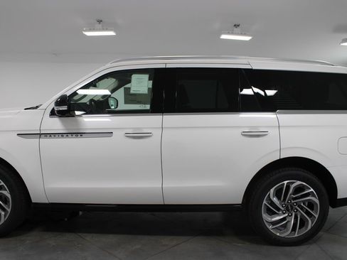 New 2025 Lincoln Navigator Reserve image 6