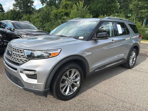 Used 2022 Ford Explorer Limited w/ Equipment Group 301A RWD image 3
