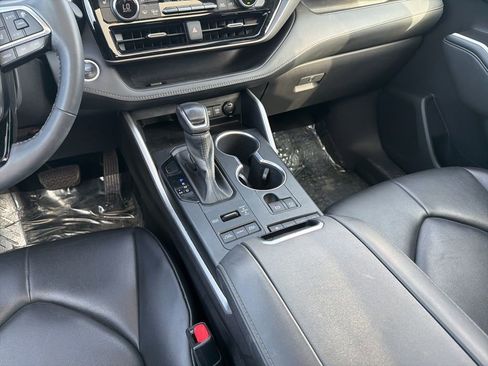 Used 2021 Toyota Highlander XLE image 17