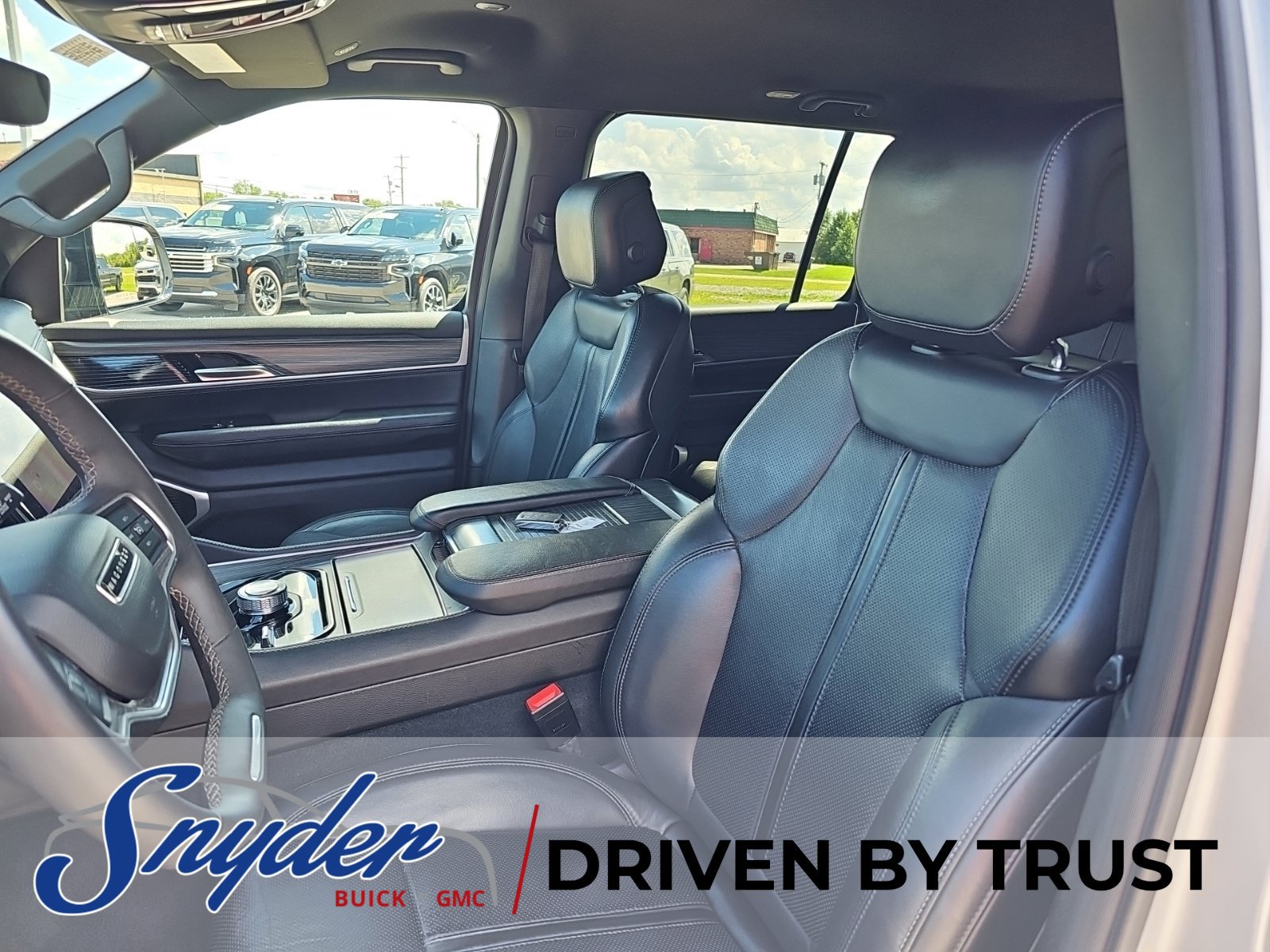 Used 2024 Jeep Wagoneer L Series II w/ Flexible Seating Group AWD/4WD image 10