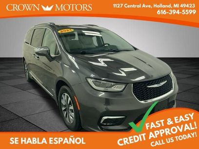 Used 2021 Chrysler Pacifica Limited w/ Uconnect Theater Family Group