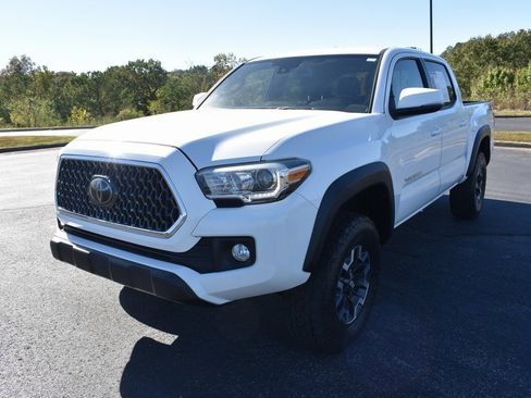 Used 2018 Toyota Tacoma TRD Off-Road image 2