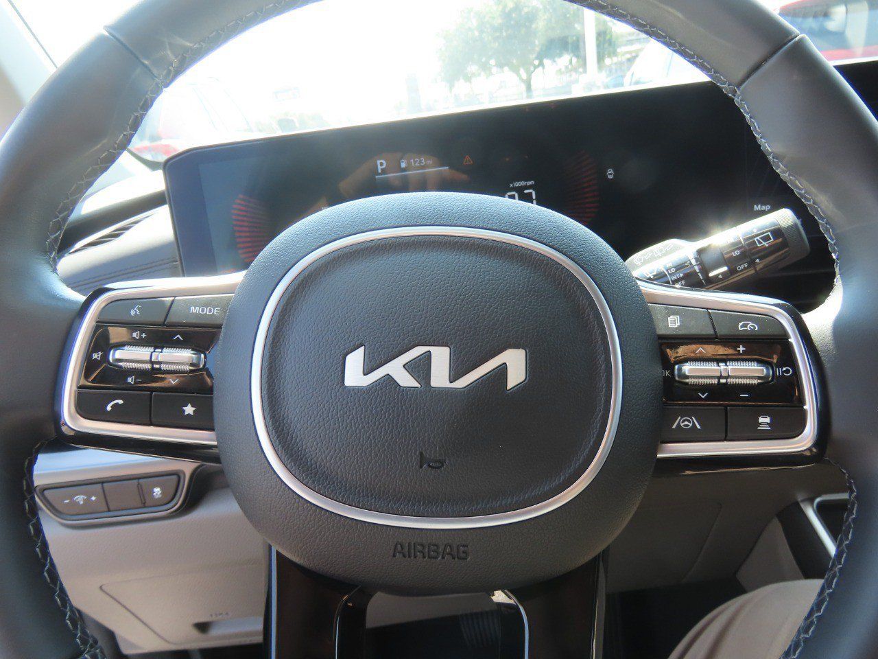 Used 2025 Kia Carnival FWD image 26