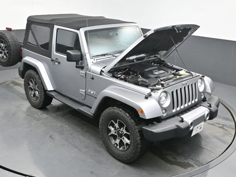 Used 2018 Jeep Wrangler Sahara w/ Connectivity Group image 38