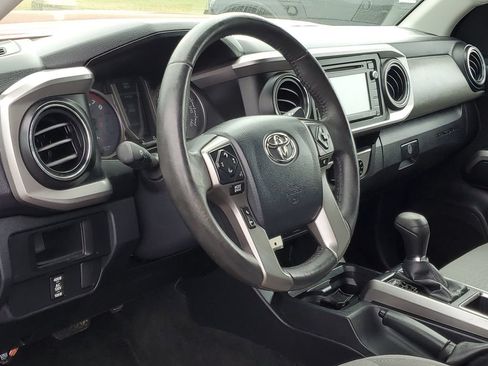 Used 2017 Toyota Tacoma SR5 AWD/4WD image 10