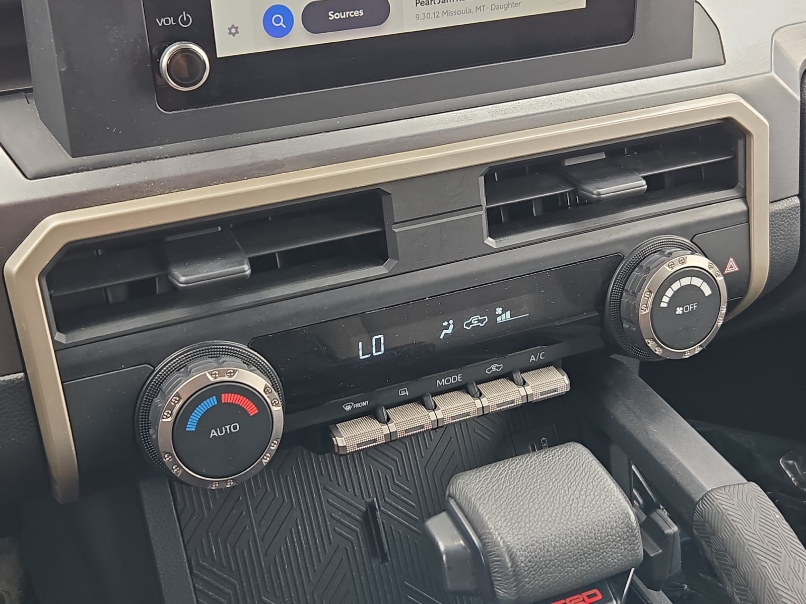 Certified 2025 Toyota Tacoma TRD Off-Road AWD/4WD image 18