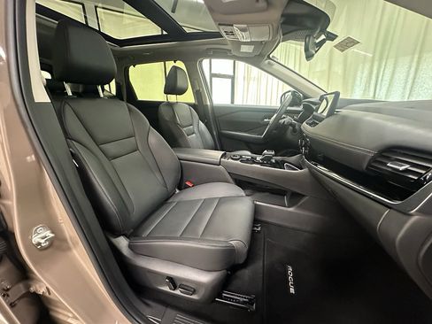 Used 2025 Nissan Rogue SL w/ Tech Package image 18