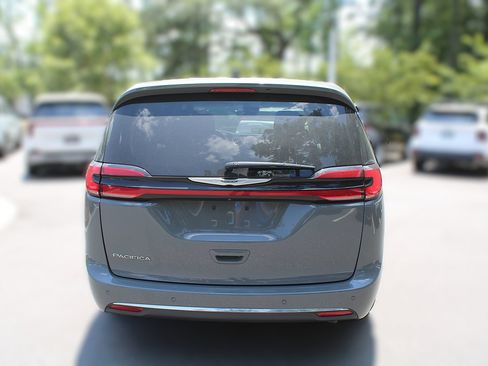 Used 2023 Chrysler Pacifica Touring-L FWD image 11