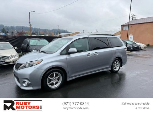 Used 2011 Toyota Sienna SE image 1