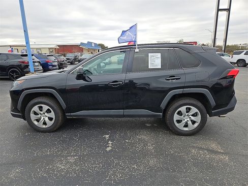 Used 2021 Toyota RAV4 LE image 2