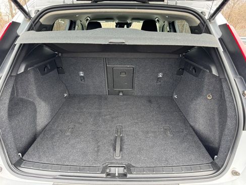 Used 2022 Volvo XC40 T4 Momentum image 4