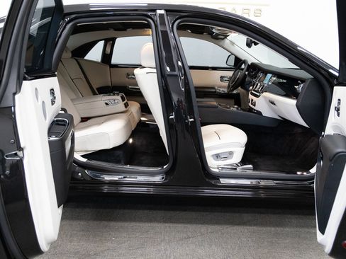 Used 2014 Rolls-Royce Ghost image 30