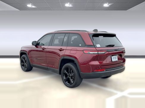 Used 2023 Jeep Grand Cherokee Altitude image 3
