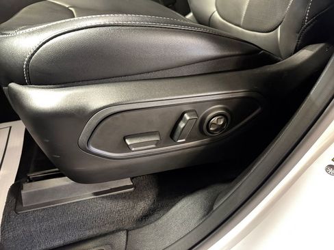 Used 2025 Jeep Grand Cherokee Limited w/ Luxury Tech Group II image 13