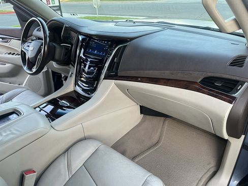 Used 2016 Cadillac Escalade ESV Luxury image 39