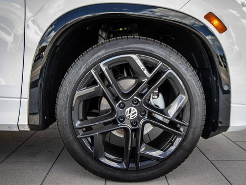 Used 2026 Volkswagen Tiguan SE R-Line FWD image 5