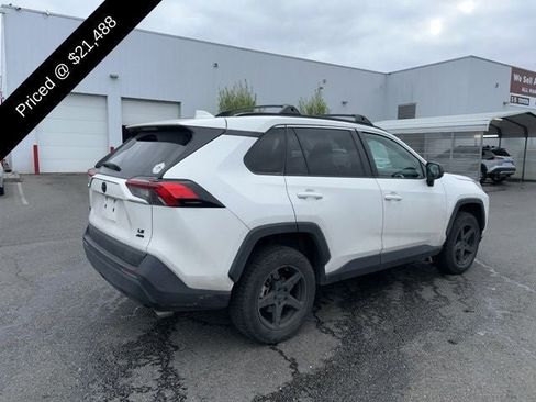 Used 2019 Toyota RAV4 LE AWD/4WD image 3
