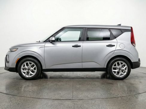 Used 2025 Kia Soul LX w/ LX Technology Package FWD image 5
