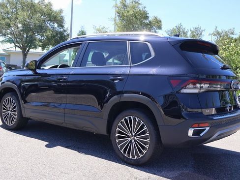 Certified 2025 Volkswagen Taos SE image 5