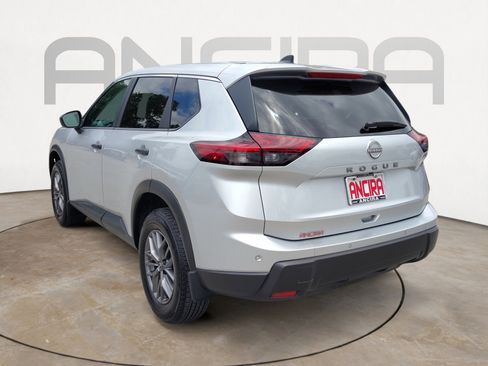 Used 2024 Nissan Rogue S FWD image 12