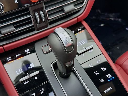 Certified 2025 Porsche Macan AWD/4WD image 19