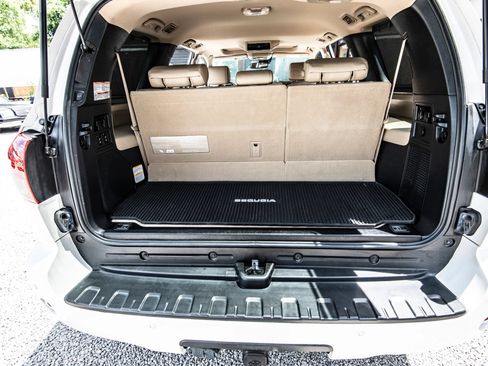 Used 2020 Toyota Sequoia Platinum RWD image 39