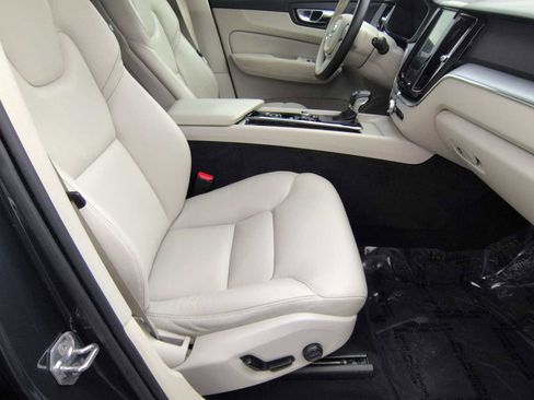Used 2020 Volvo XC60 T5 Momentum image 23
