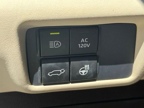 Used 2021 Toyota Highlander Limited FWD image 31