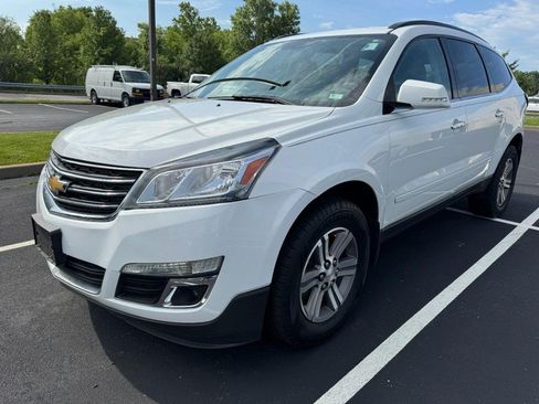 Used 2017 Chevrolet Traverse LT FWD image 3