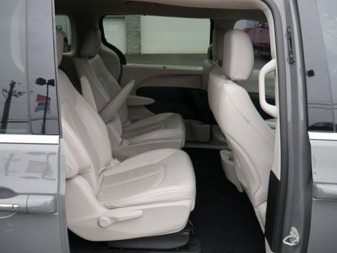 Used 2021 Chrysler Pacifica Touring-L image 27