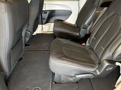 Used 2017 Chrysler Pacifica Touring image 20