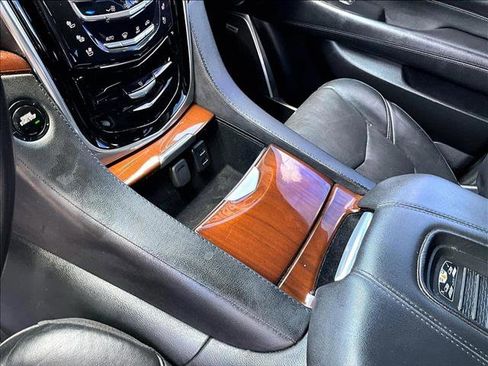 Used 2018 Cadillac Escalade Luxury RWD image 15