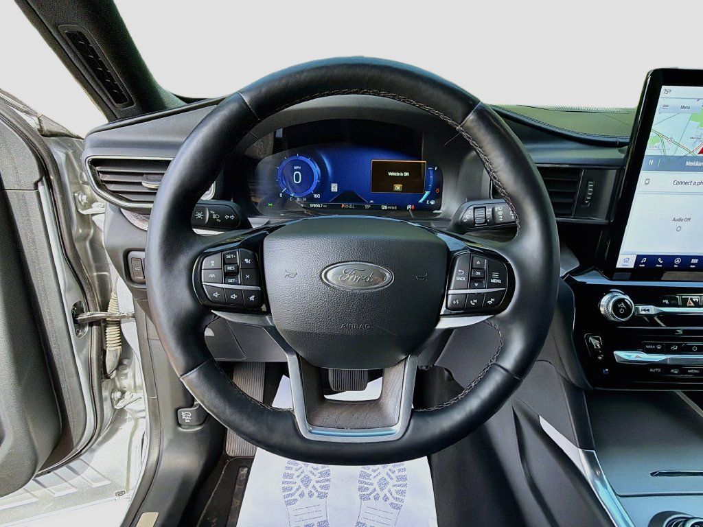 Used 2022 Ford Explorer Platinum w/ Equipment Group 601A AWD/4WD image 11