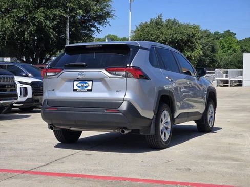Used 2022 Toyota RAV4 LE FWD image 8