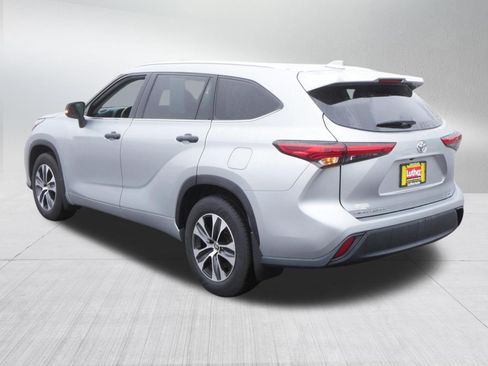 Used 2020 Toyota Highlander XLE AWD/4WD image 5