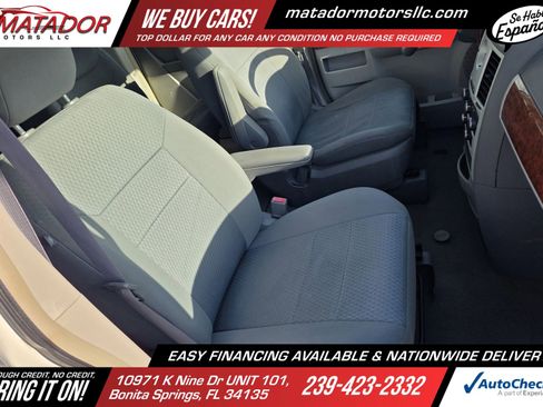 Used 2009 Chrysler Town & Country Touring FWD image 16