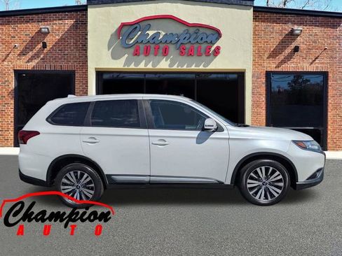 Used 2019 Mitsubishi Outlander SE image 3