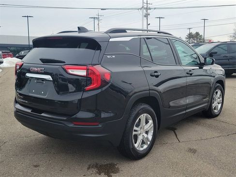 Used 2023 GMC Terrain SLE w/ Driver Convenience Package image 4