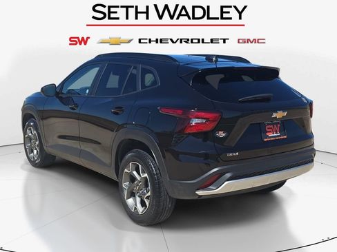 Used 2025 Chevrolet Trax LT w/ LT Convenience Package FWD image 5
