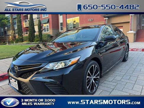 Used 2018 Toyota Camry SE FWD image 1