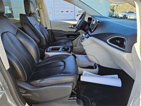 Used 2023 Chrysler Pacifica Touring-L image 15