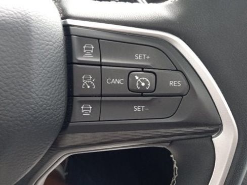 Used 2023 Jeep Grand Cherokee L Laredo AWD/4WD image 10