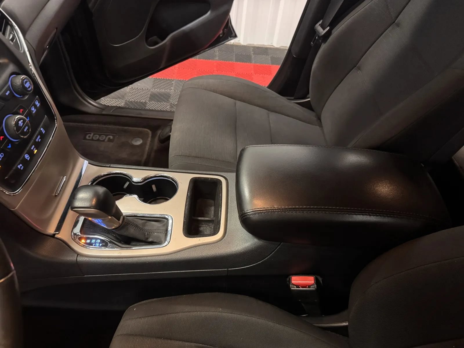 Used 2017 Jeep Grand Cherokee Laredo w/ Quick Order Package 23E AWD/4WD image 31