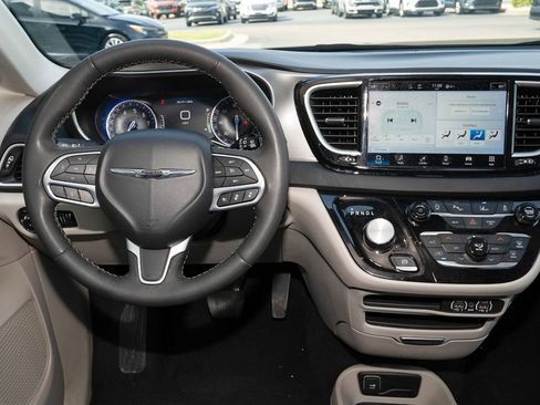 Used 2024 Chrysler Pacifica Touring-L image 7