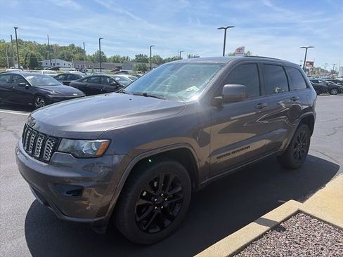 Used 2020 Jeep Grand Cherokee Altitude AWD/4WD image 2
