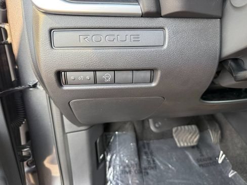 Used 2025 Nissan Rogue S FWD image 26
