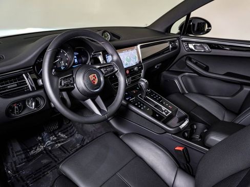 Certified 2025 Porsche Macan image 4