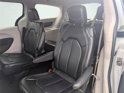 Used 2023 Chrysler Pacifica Touring-L FWD image 31